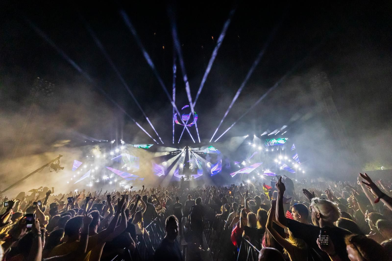 Uprkos pretresu na ulazu čini se da je neko ipak uspio unijeti jedan na stadion