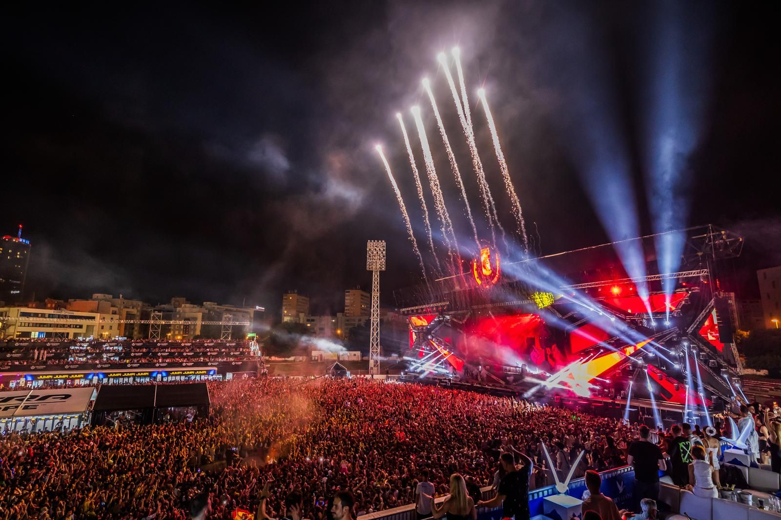Uprkos pretresu na ulazu čini se da je neko ipak uspio unijeti jedan na stadion