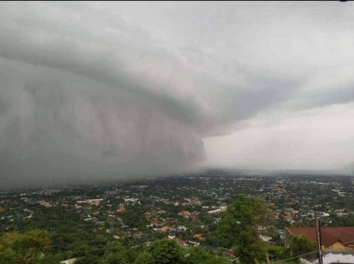 Nestanci struje su počeli i prije udara uragana na ostrvo, a najviše u području oko glavnog grada Kingstona