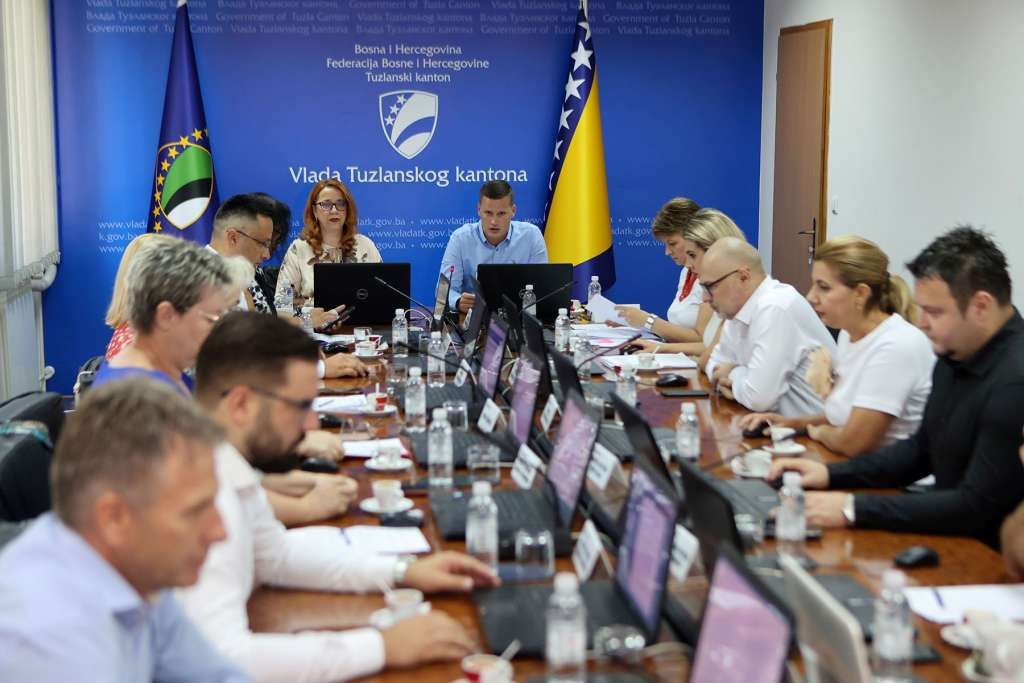 Dodijeljeno je pet donacija za pet privrednih subjekata čime je obuhvaćeno zapošljavanje sedam povratnika za koje su izdvojena finansijska sredstva u iznosu od 50.400 KM