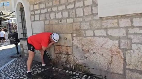 Voda na česmi ispred Begove džamije tekla je i jučer, teče i danas, kao i svakog drugog dana tokom cijele godine, naveli su