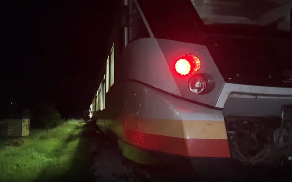 Povrijeđeni je bio pri svijesti prilikom dolaska hitne pomoći, ali je imao otvorene prelome natkoljenice, koljena i laktova, kao i vidnu povredu glave