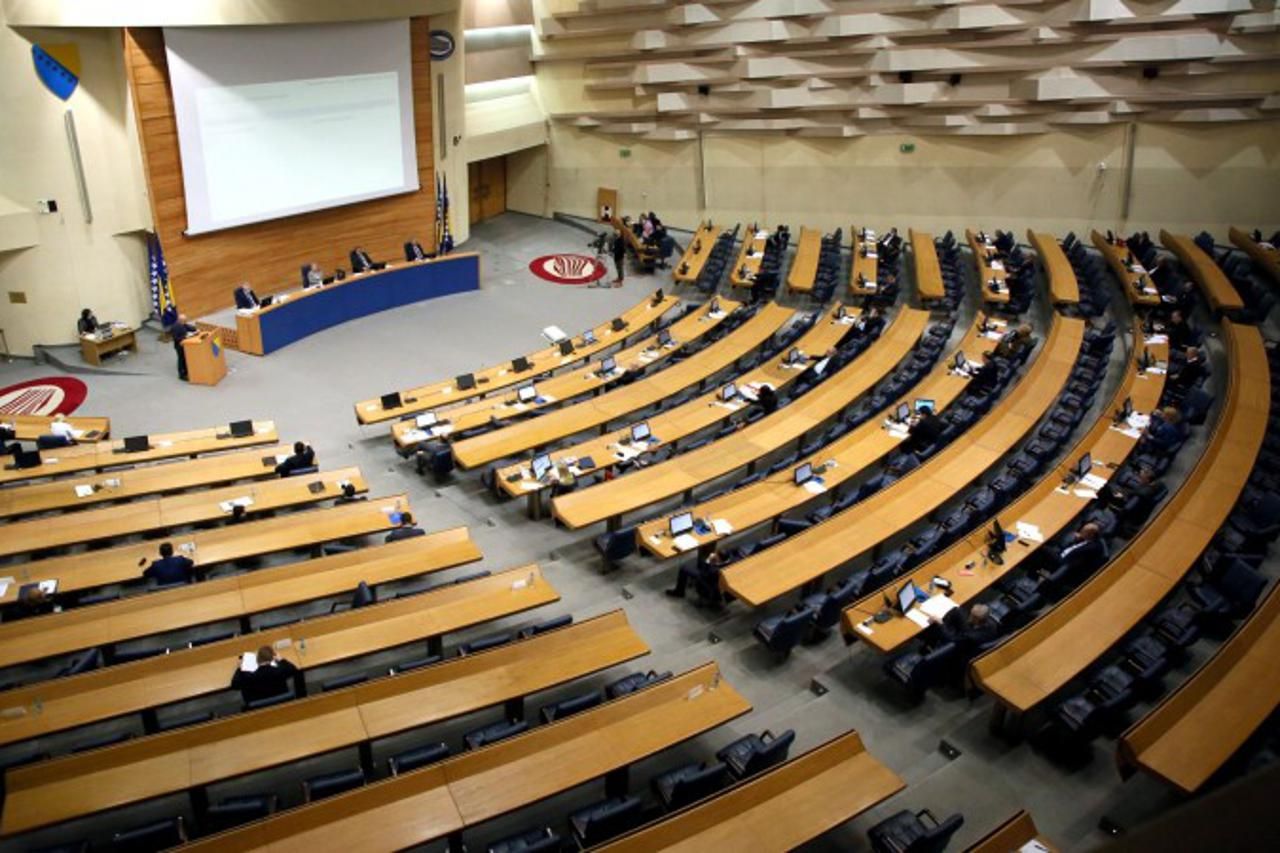 Zastave i grb BiH vraćeni u salu Doma naroda: Ko je naredio uklanjanje državnih simbola?