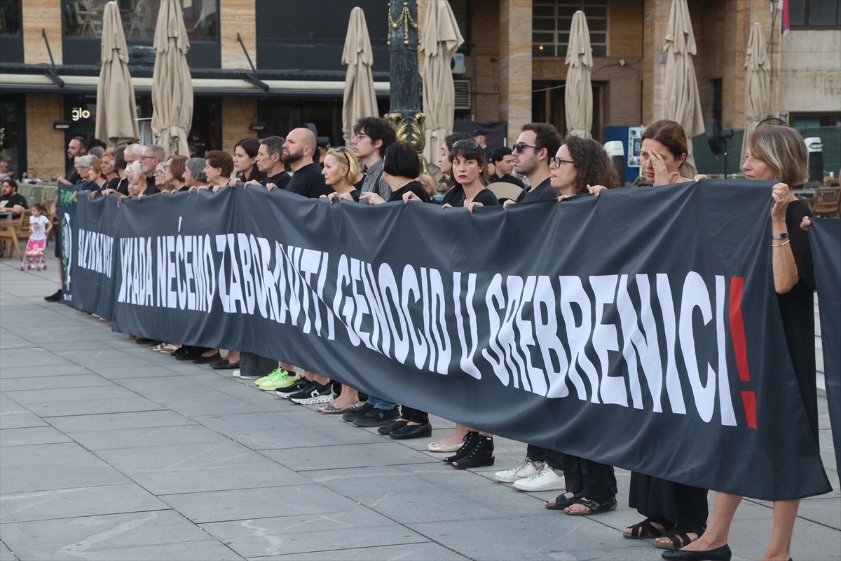 Dodaje se da je u "Srbiji i dalje na djelu ne samo kontinuitet poricanja, već i državna politika negiranja genocida".