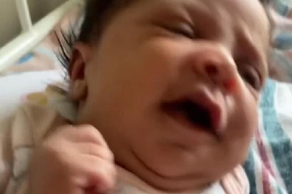 Kad je mama snimila ruku, slošilo im se                                                                        
