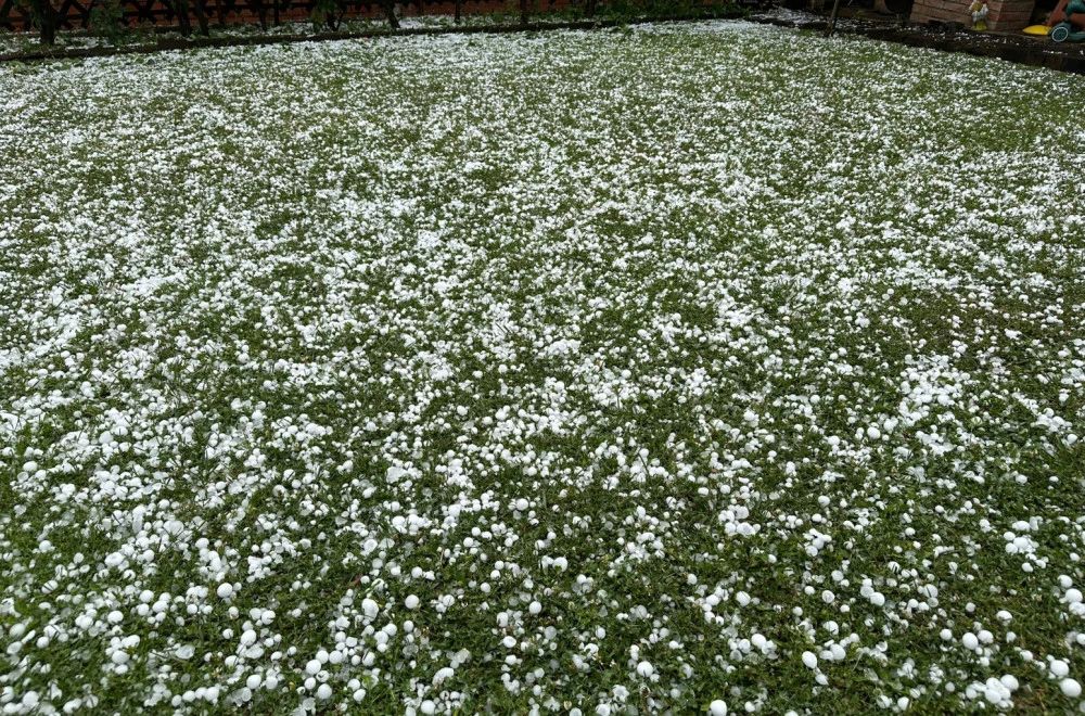 Snažno nevrijeme je pogodilo Prijepolje, a kako javljaju mještani padala je jaka kiša sa sitnim gradom