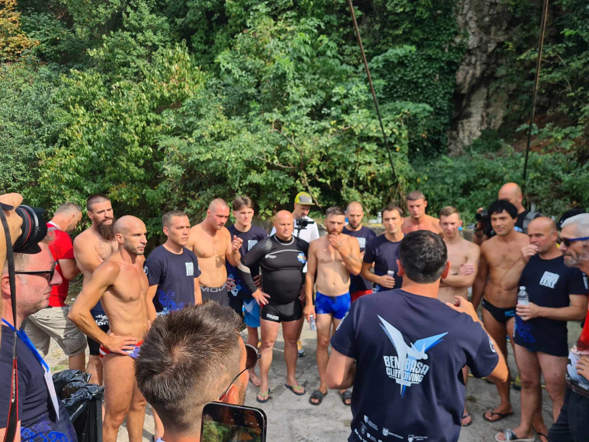 Lijepo vrijeme izmamilo je veliki broj Sarajlija i gostiju koji uživaju u spektaklu uz Miljacku