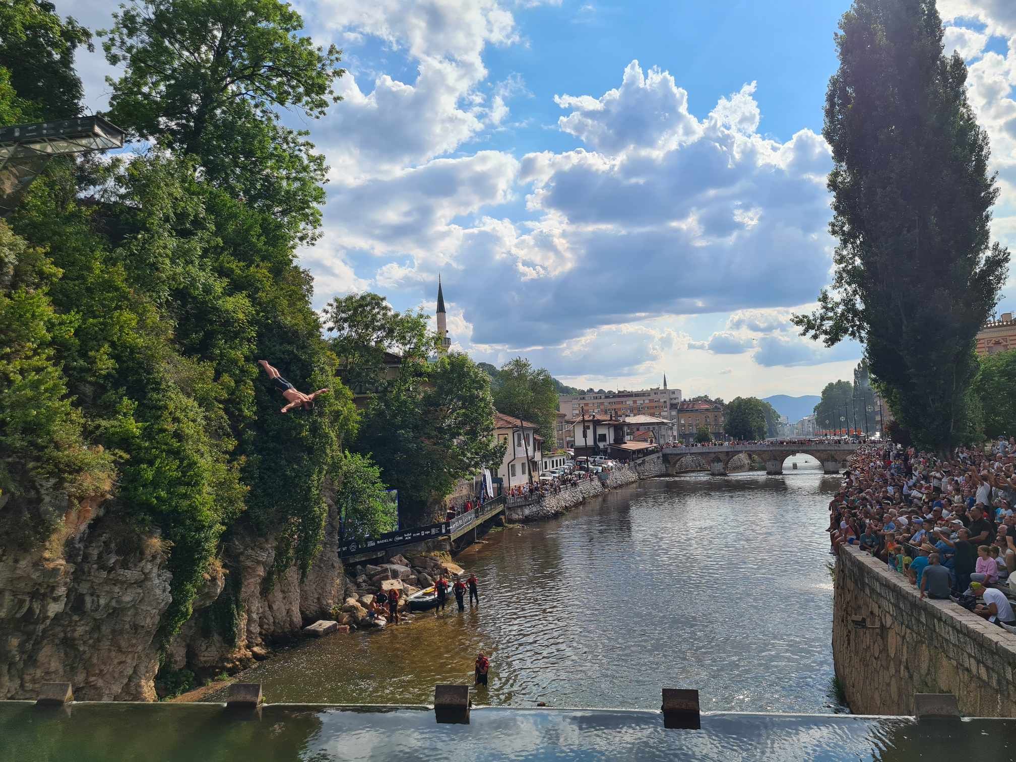 Lijepo vrijeme izmamilo je veliki broj Sarajlija i gostiju koji uživaju u spektaklu uz Miljacku