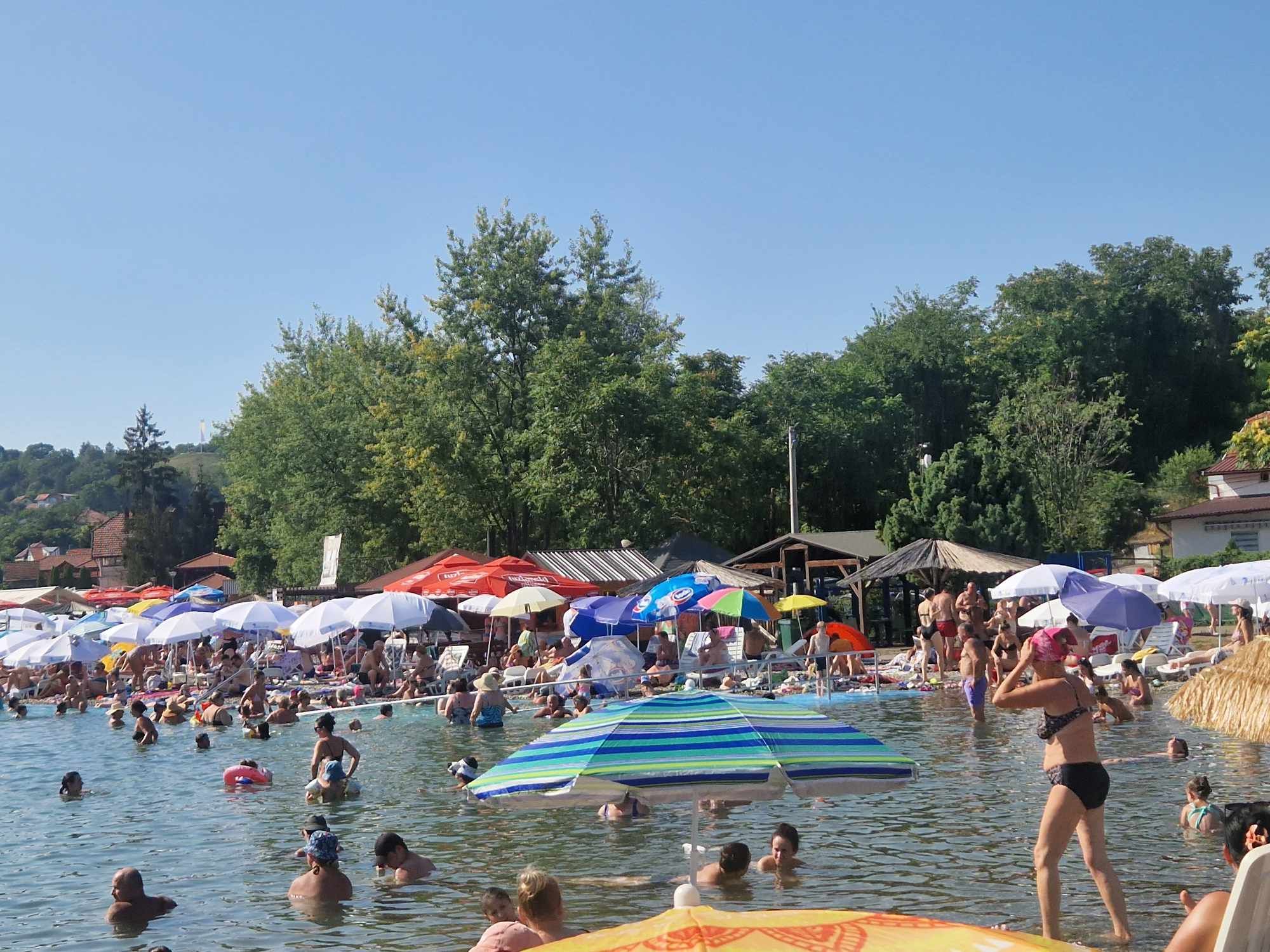 Panonska jezera 'vrve' od kupača uprkos radnom danu: Pogledajte šta smo zabilježili