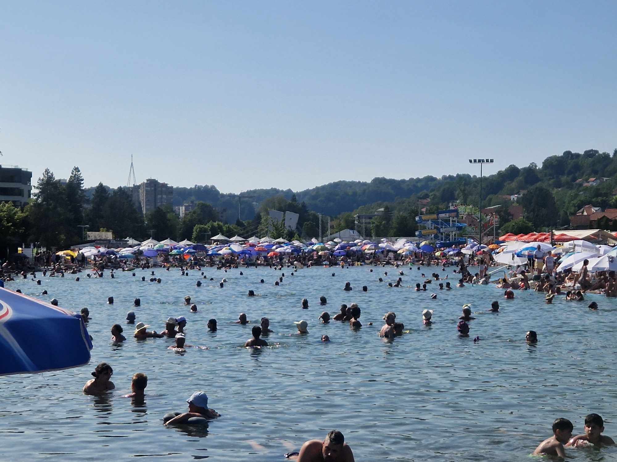 Panonska jezera 'vrve' od kupača uprkos radnom danu: Pogledajte šta smo zabilježili