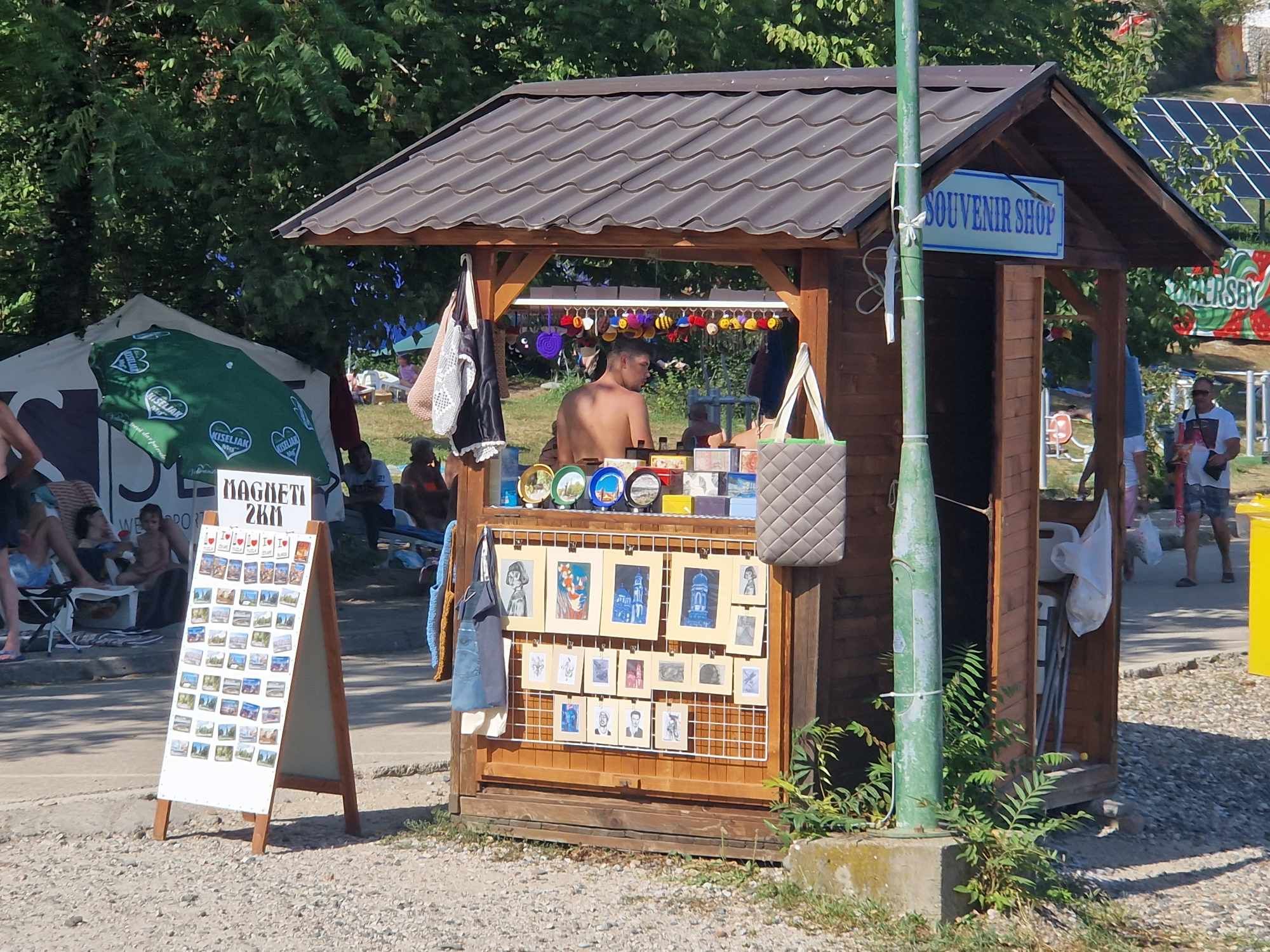 Panonska jezera 'vrve' od kupača uprkos radnom danu: Pogledajte šta smo zabilježili