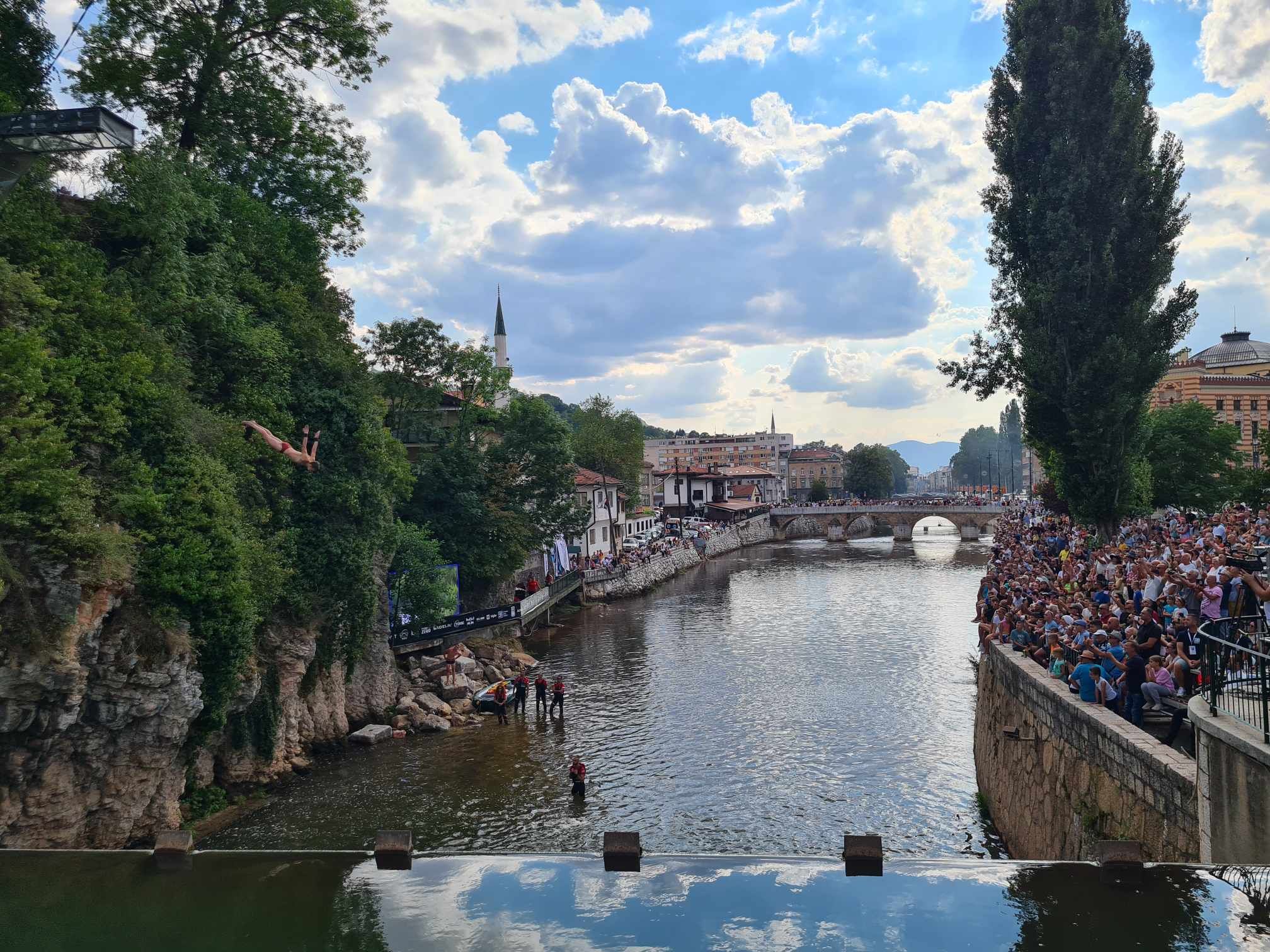 Lijepo vrijeme izmamilo je veliki broj Sarajlija i gostiju koji uživaju u spektaklu uz Miljacku