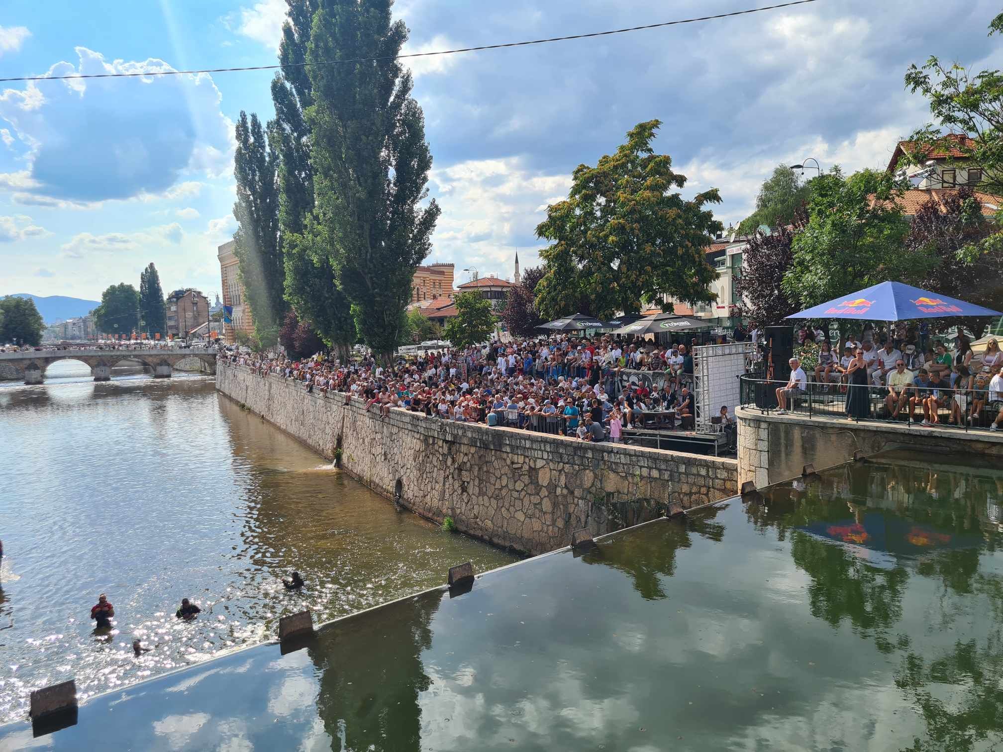 Lijepo vrijeme izmamilo je veliki broj Sarajlija i gostiju koji uživaju u spektaklu uz Miljacku