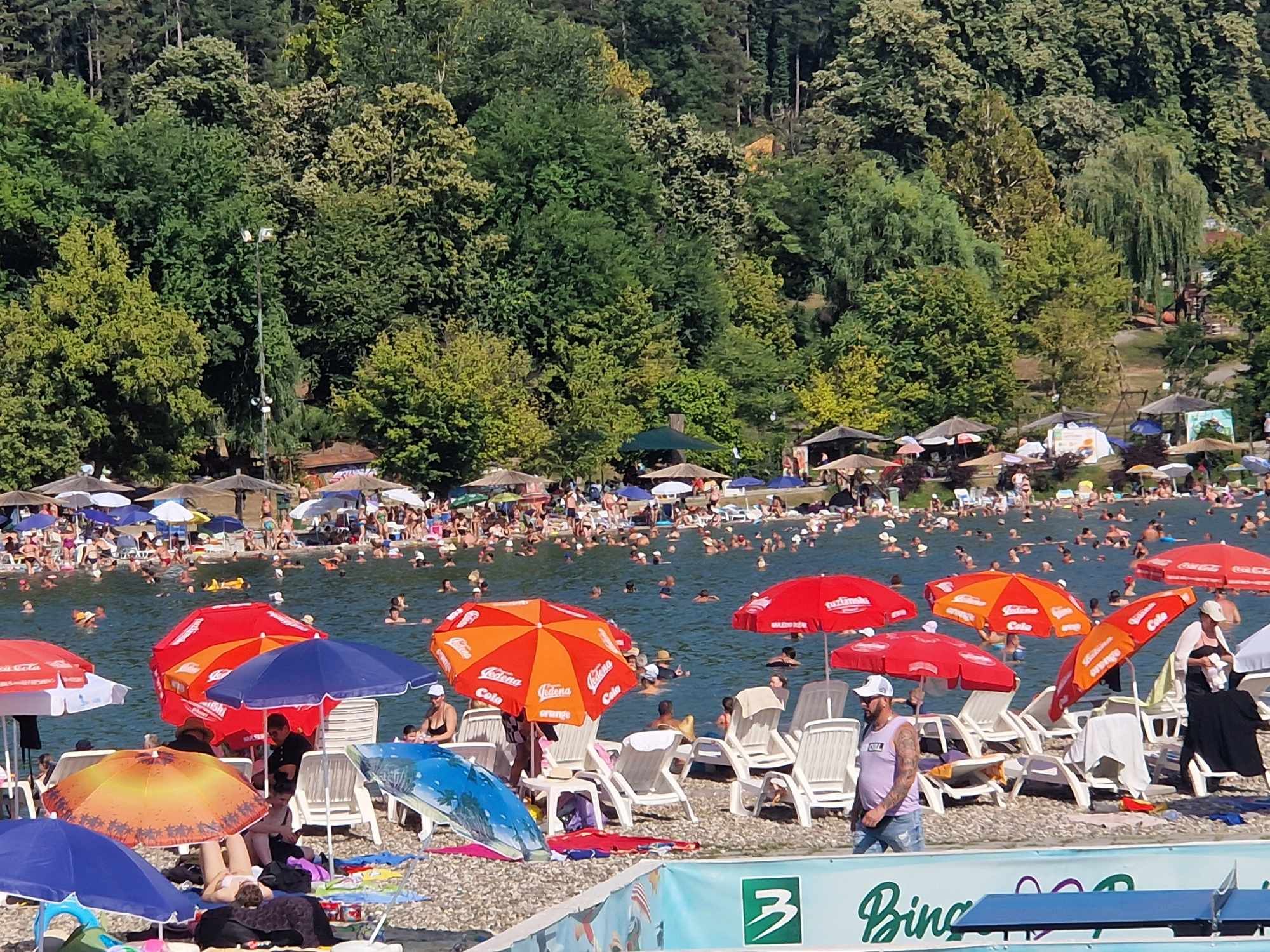 Panonska jezera 'vrve' od kupača uprkos radnom danu: Pogledajte šta smo zabilježili