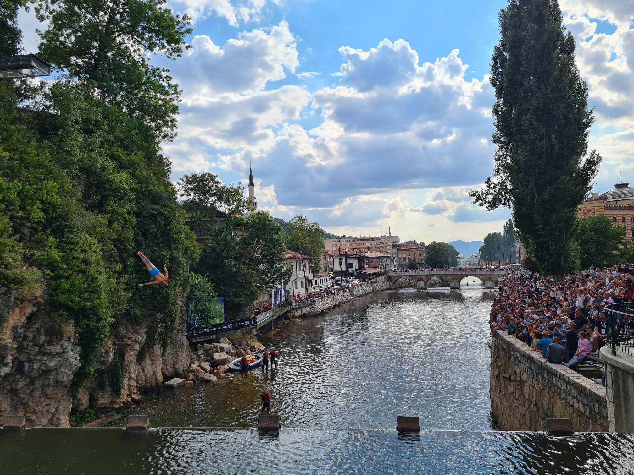 Lijepo vrijeme izmamilo je veliki broj Sarajlija i gostiju koji uživaju u spektaklu uz Miljacku