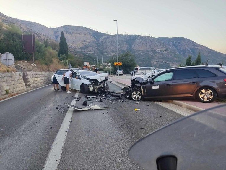 Na teren su izašli policajci, vatrogasci, kao i hitna pomoć                                