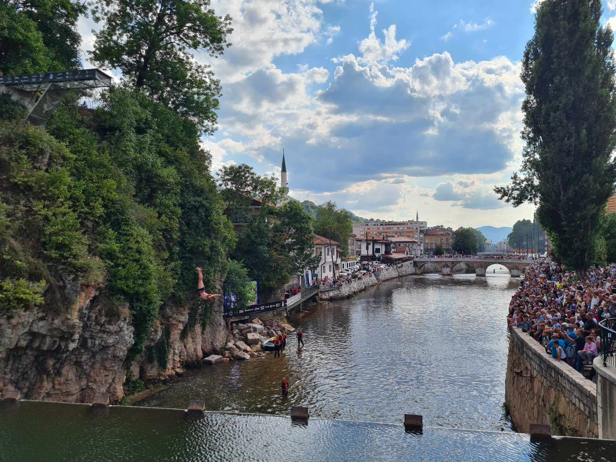 Lijepo vrijeme izmamilo je veliki broj Sarajlija i gostiju koji uživaju u spektaklu uz Miljacku