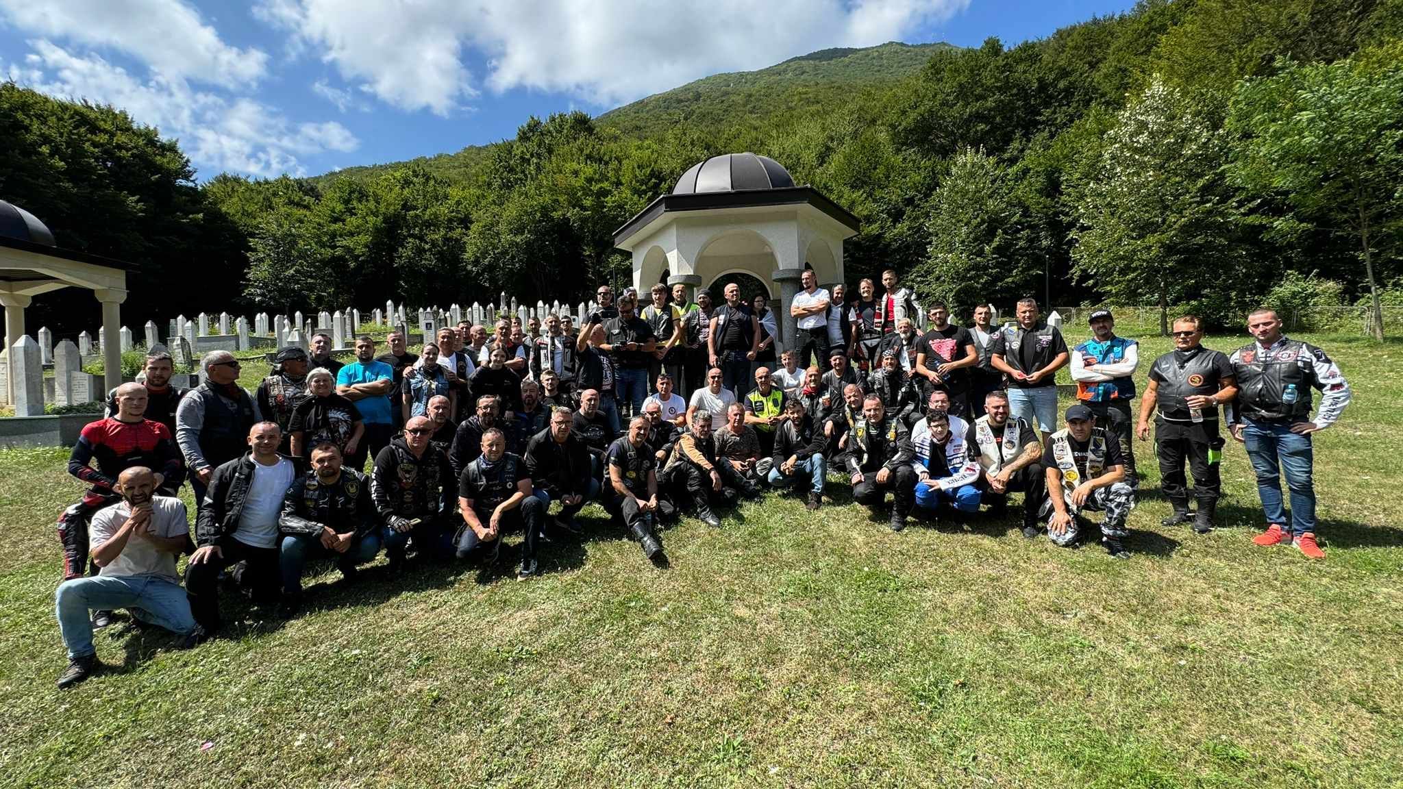 Krajnje odredište je Bužim gdje će položiti cvijeće na turbe generala Izeta Nanića