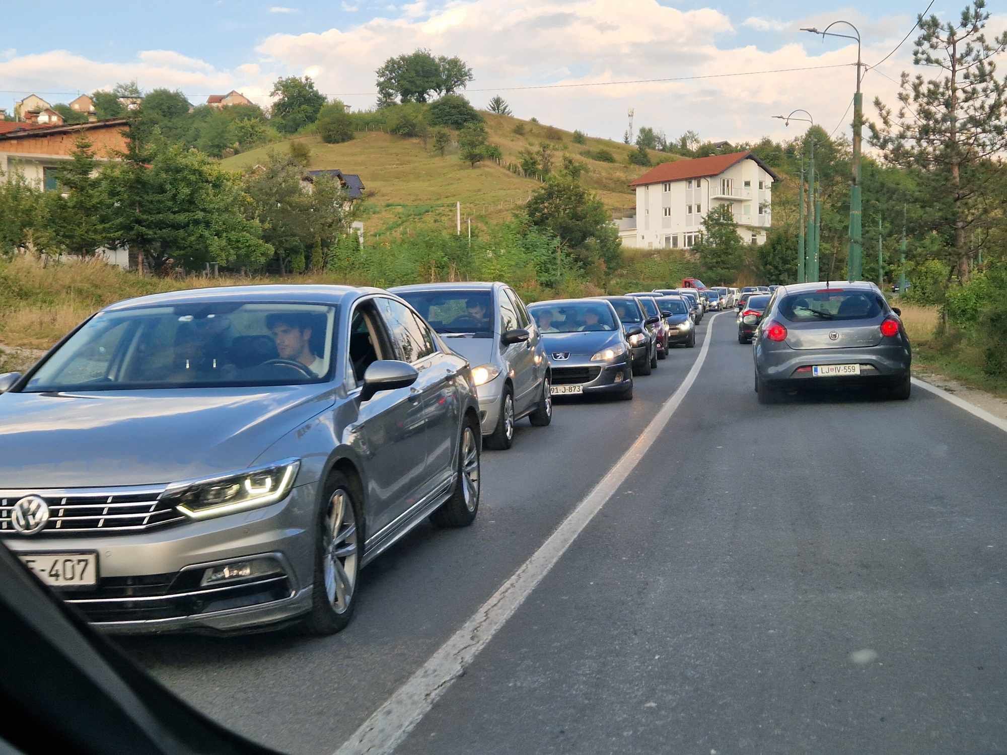 Vozači, oprez: Velike gužve prema Sarajevu zbog saobraćajne nezgode