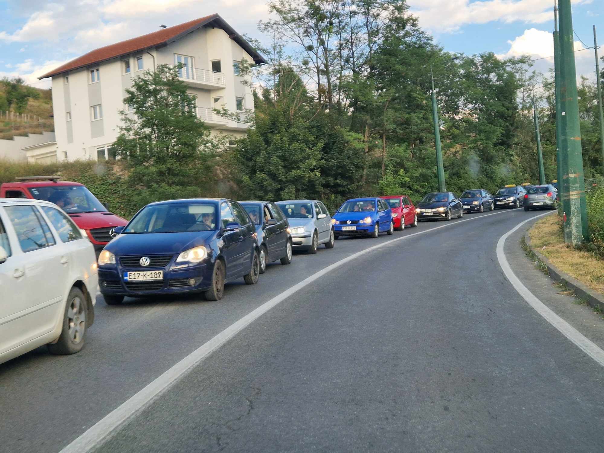 Vozači, oprez: Velike gužve prema Sarajevu zbog saobraćajne nezgode