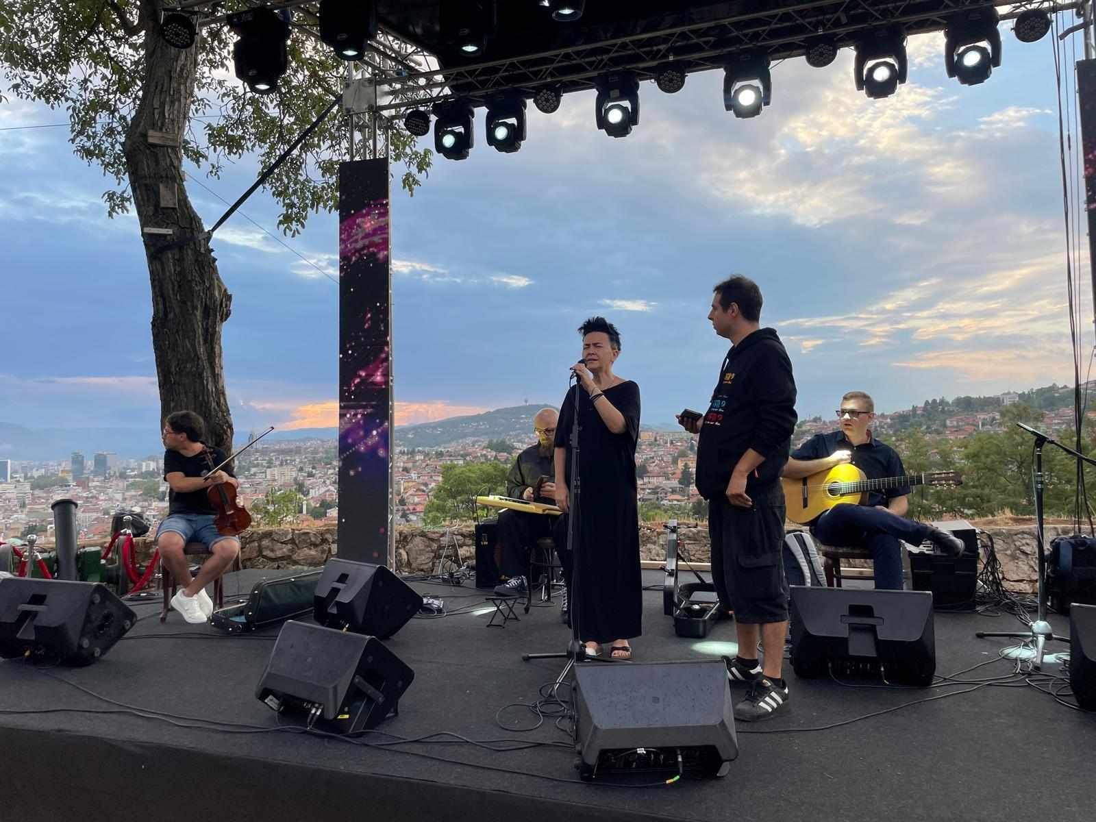 Ni vrijeme, koje je danas cijeli dan vrlo promjenjivo, nije pokvarilo Amirino raspoloženje