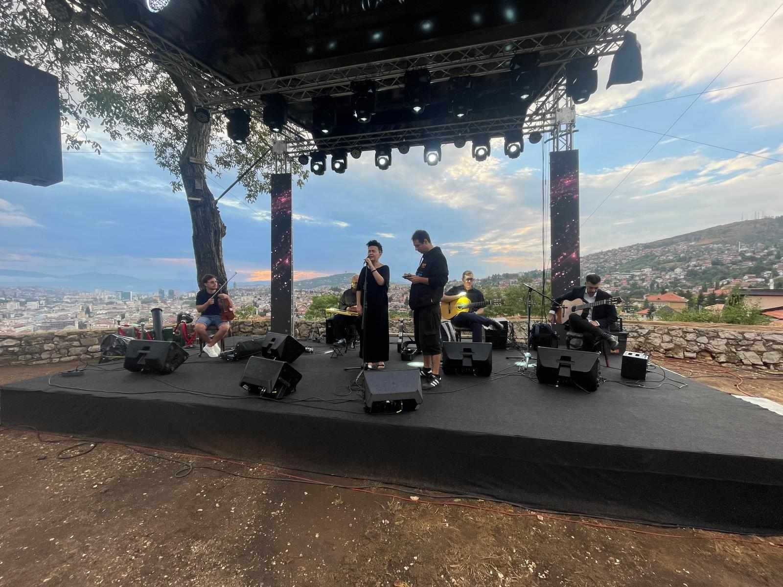Ni vrijeme, koje je danas cijeli dan vrlo promjenjivo, nije pokvarilo Amirino raspoloženje