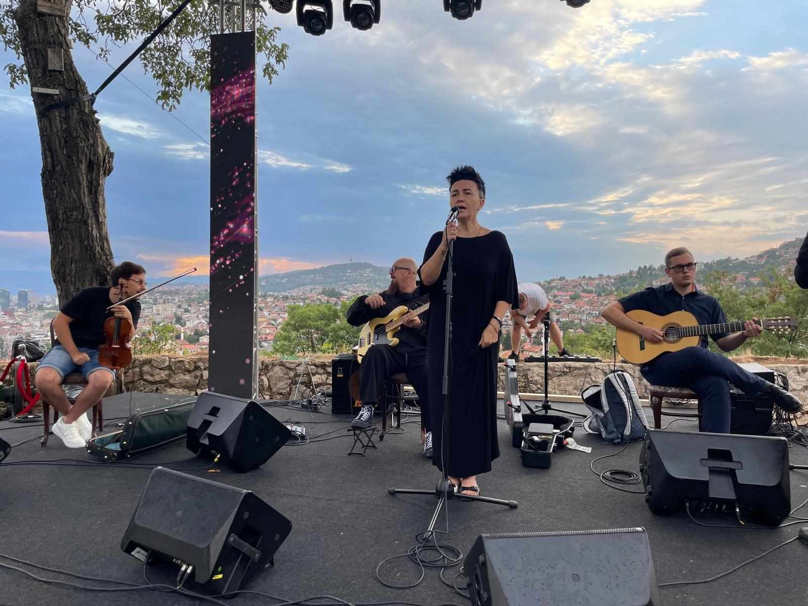 Ni vrijeme, koje je danas cijeli dan vrlo promjenjivo, nije pokvarilo Amirino raspoloženje