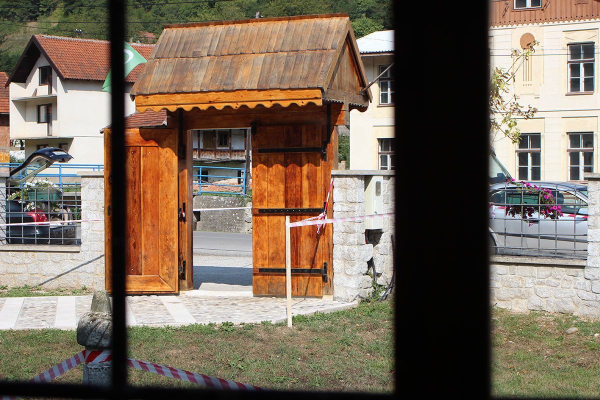 Tokom posjete naše ekipe brojne džematlije vrijedno su radile na uređenju džamije, harema kako bi sve bilo spremno za sutrašnji mevlud