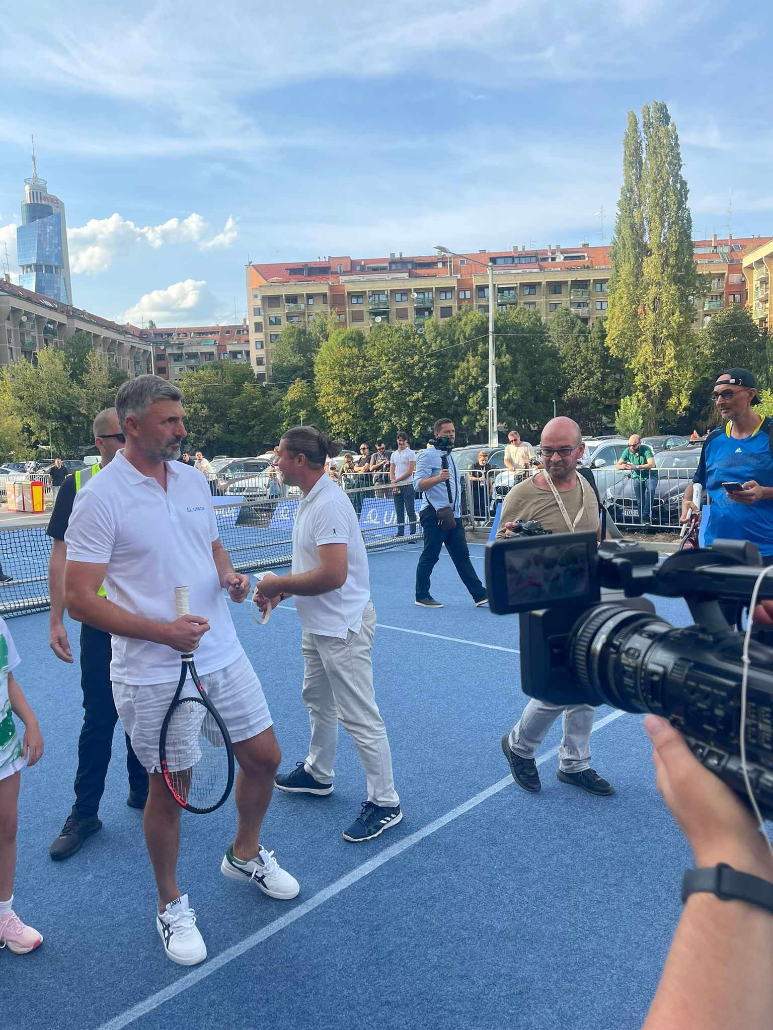 Večeras će prošetati sa suprugom crvenim tepihom ispred Narodnog pozorišta