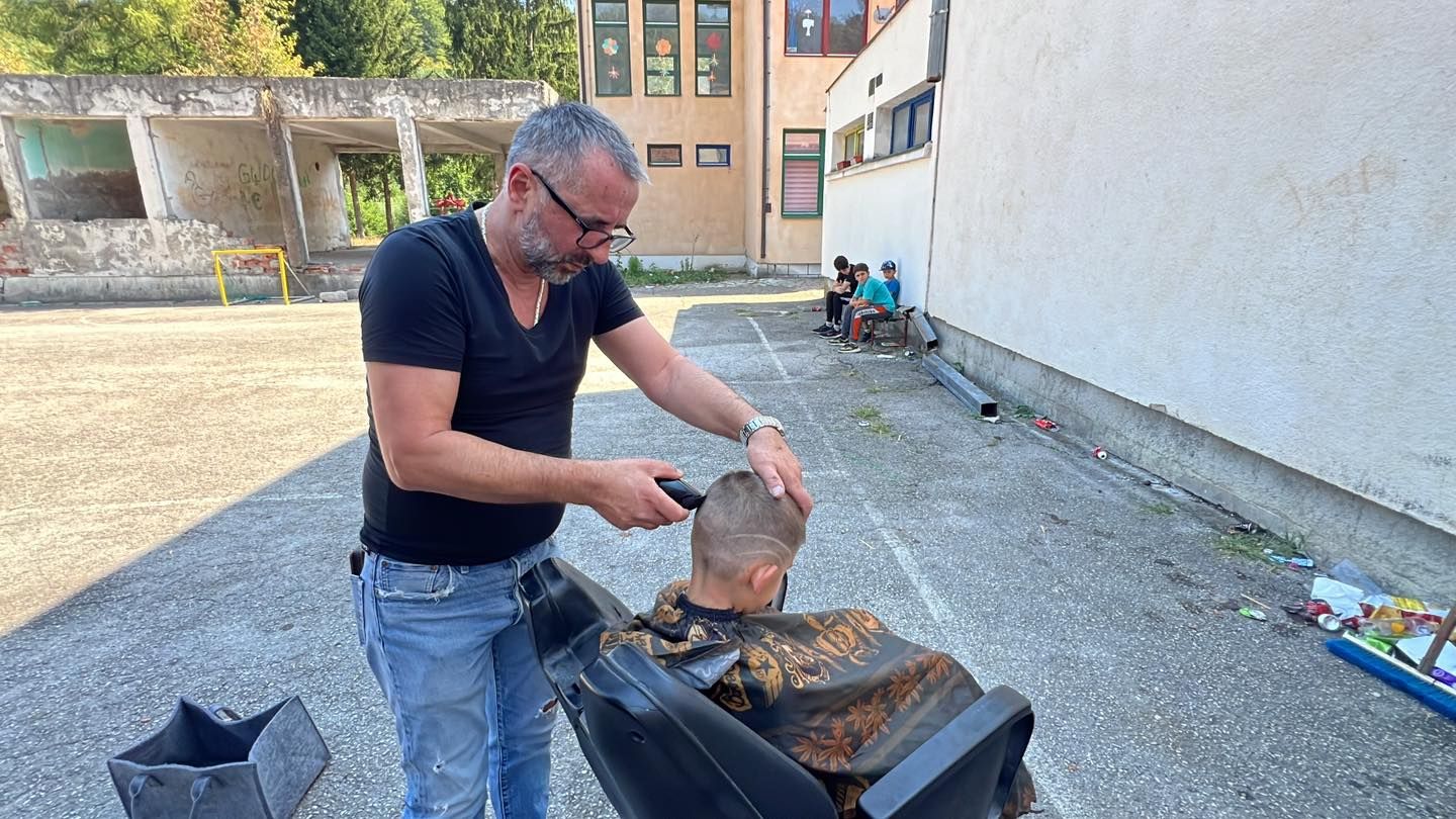 Profesionalni frizer koji živi i radi u Austriji gdje ima nekoliko frizerskih salona