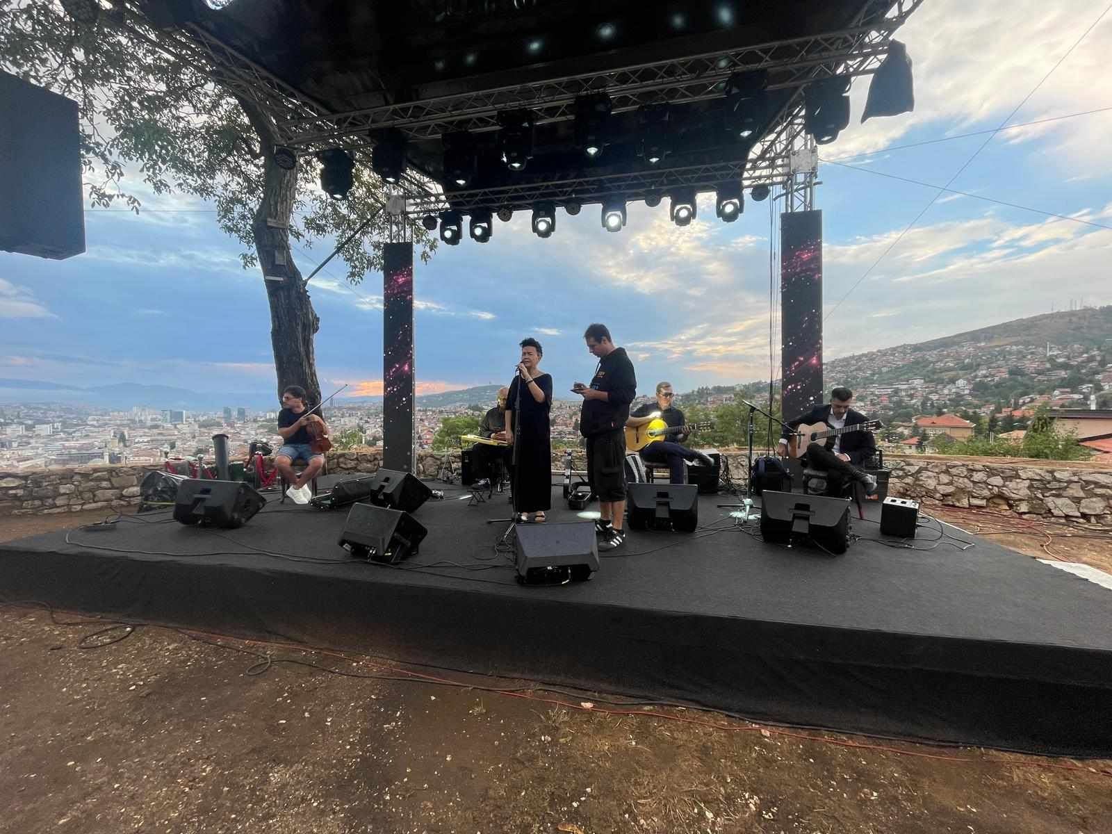Ni vrijeme, koje je danas cijeli dan vrlo promjenjivo, nije pokvarilo Amirino raspoloženje
