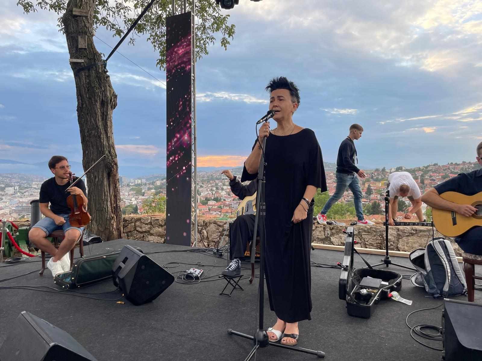 Ni vrijeme, koje je danas cijeli dan vrlo promjenjivo, nije pokvarilo Amirino raspoloženje