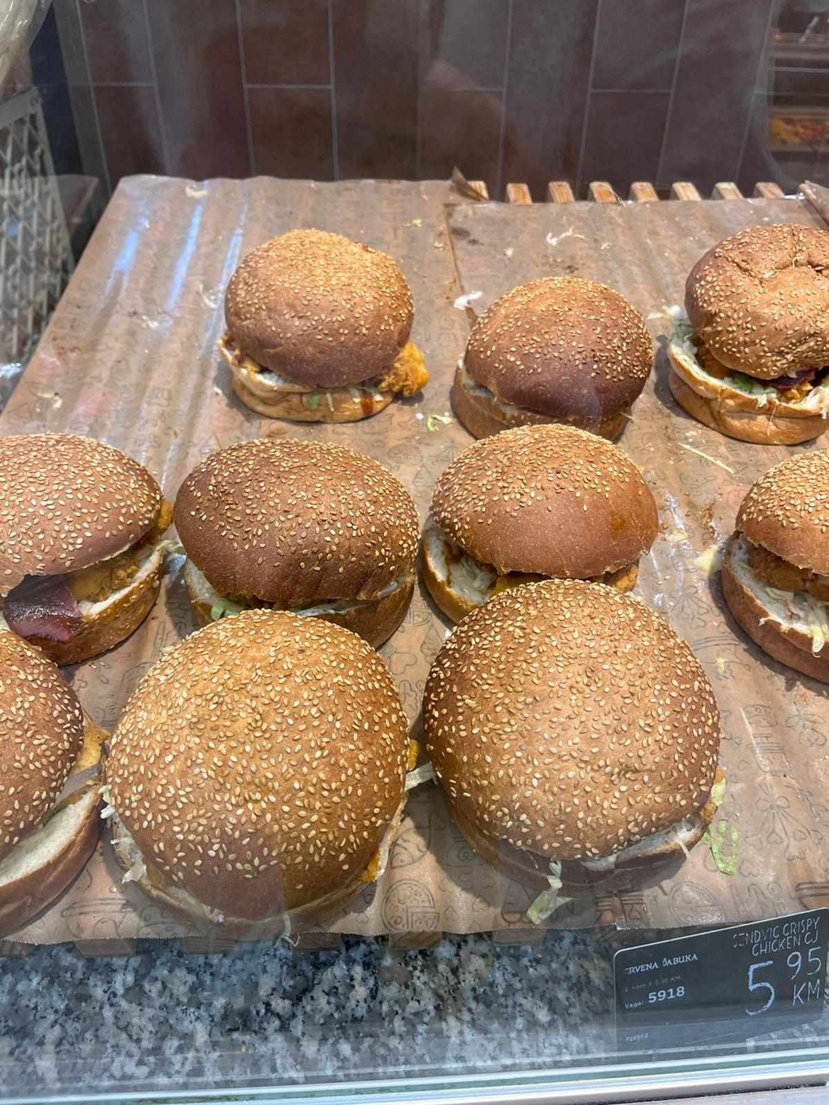 Kupci ogorčeni, šalju nam fotografije: Po sendvičima u Crvenoj Jabuci hodaju muhe!