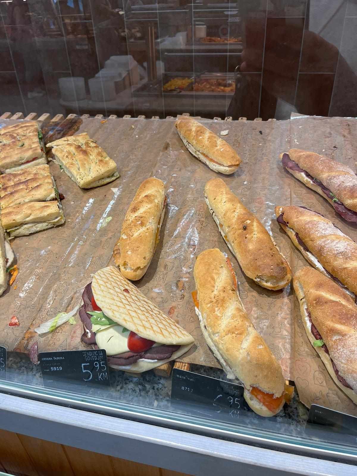 Kupci ogorčeni, šalju nam fotografije: Po sendvičima u Crvenoj Jabuci hodaju muhe!