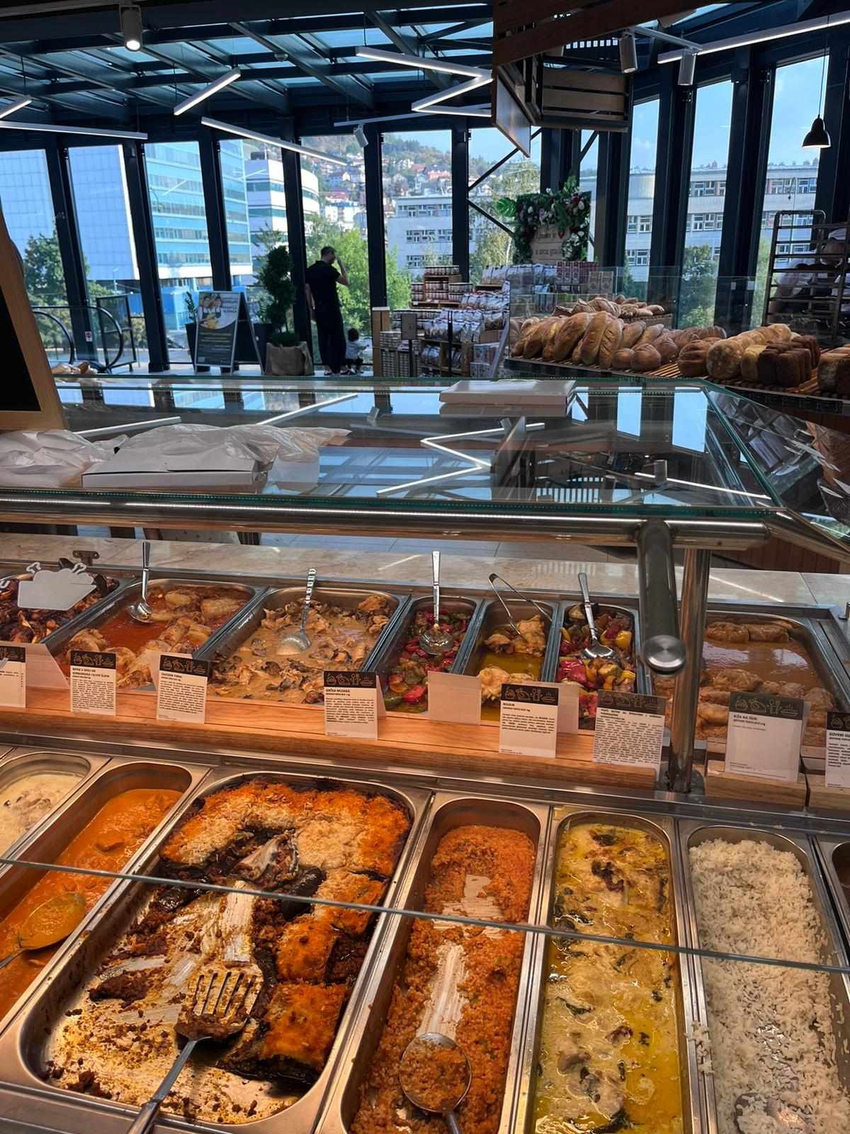 Kupci ogorčeni, šalju nam fotografije: Po sendvičima u Crvenoj Jabuci hodaju muhe!