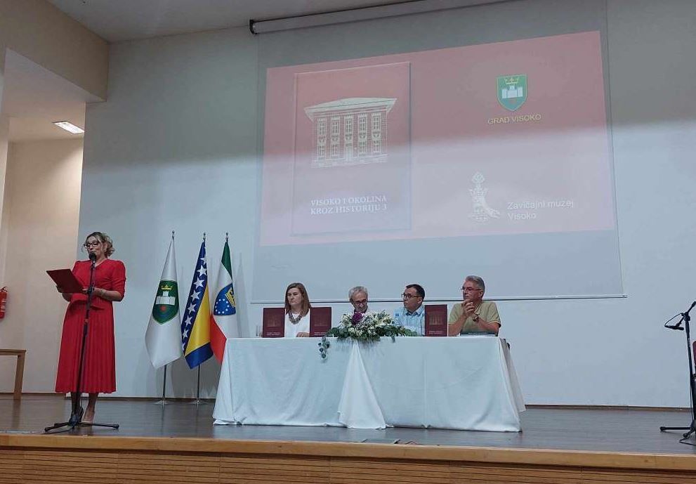 Knjiga na sveobuhvatan način pokazuje društvene, političke, ekonomske i kulturne promjene i procese u Visokom i okolini