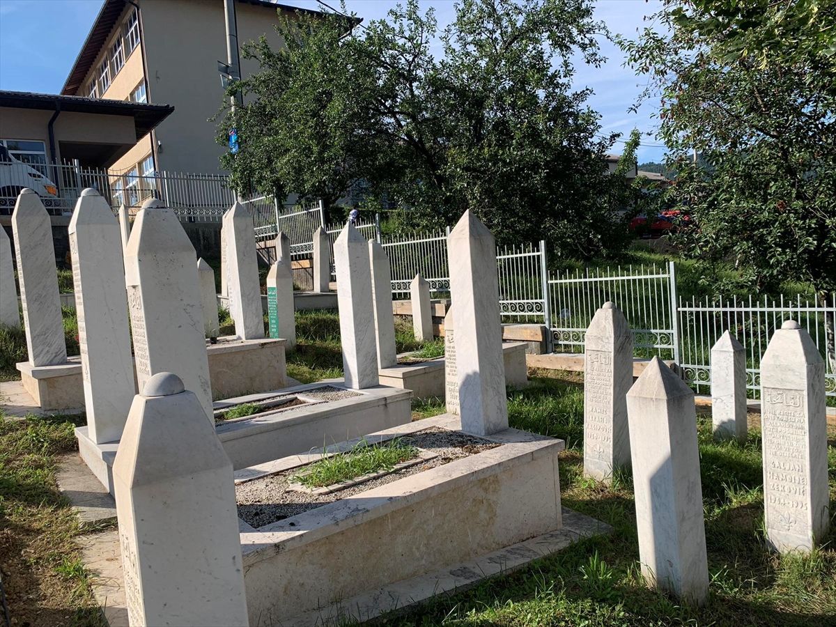 Prepoznata je potreba za zamjenom dotrajalih betonskih ograda, metalnim ogradama, kako bi se iste dodatno uredile te olakšalo dugotrajnije održavanje šehidskih mezarja i groblja.