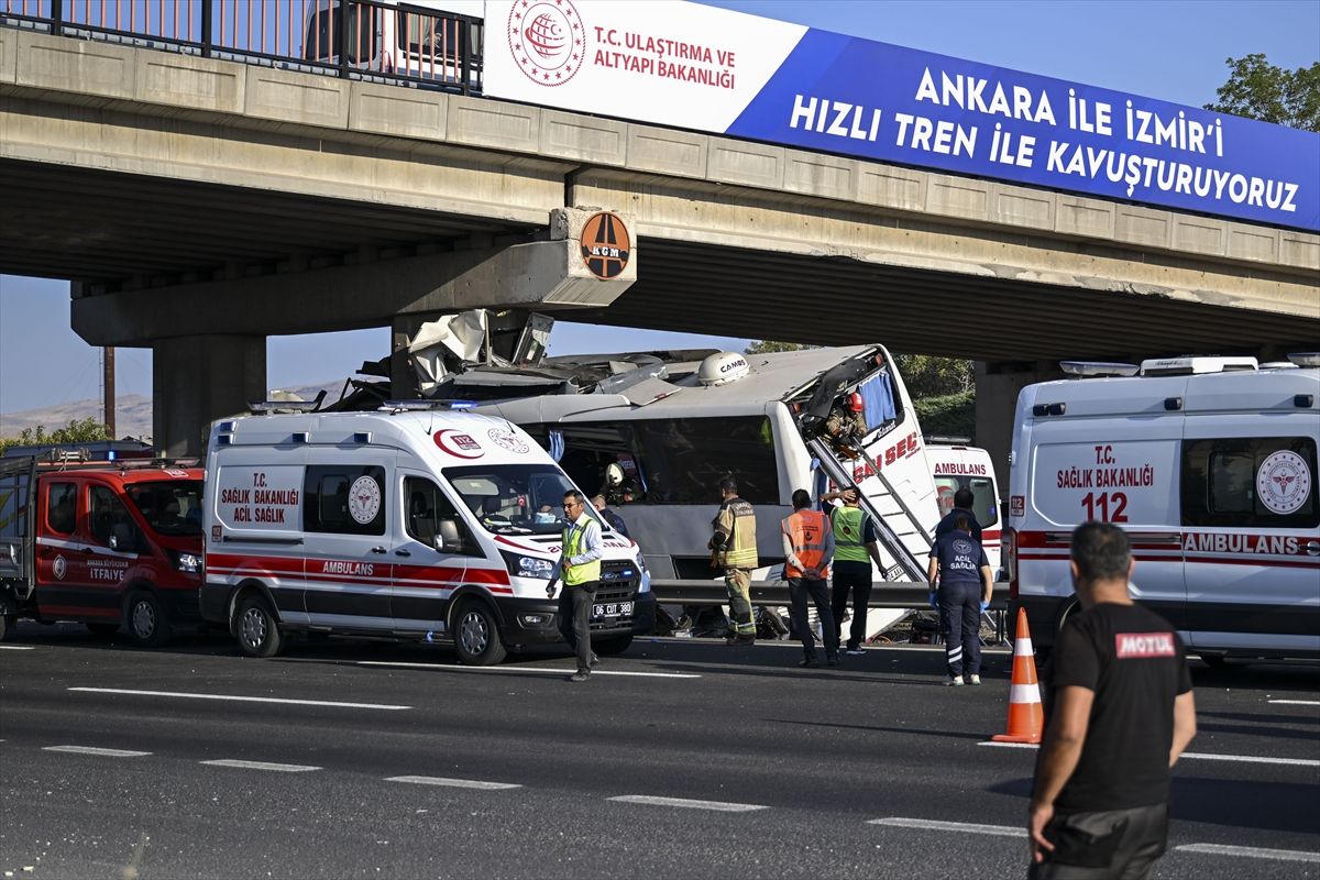 Autobus koji je sobraćao na relaciji Izmir-Agri sletio s puta i udario u stub mosta, povrijeđeno je 26 osoba