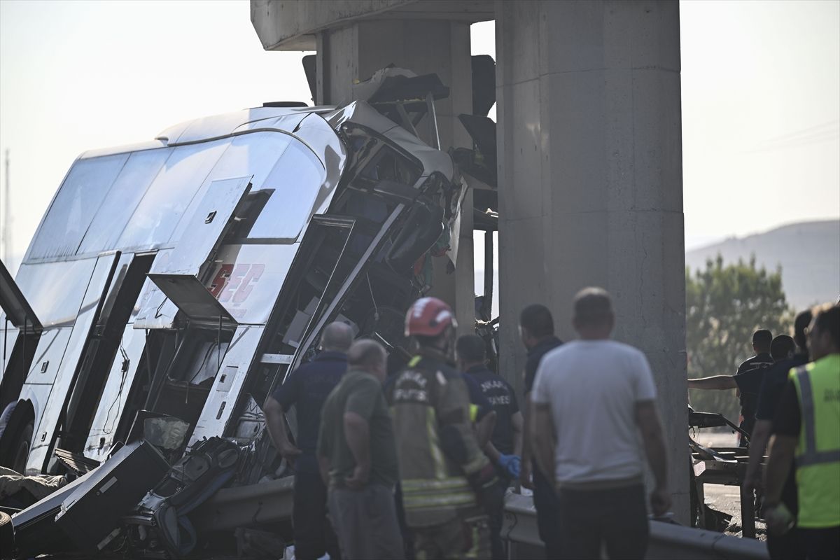 Autobus koji je sobraćao na relaciji Izmir-Agri sletio s puta i udario u stub mosta, povrijeđeno je 26 osoba