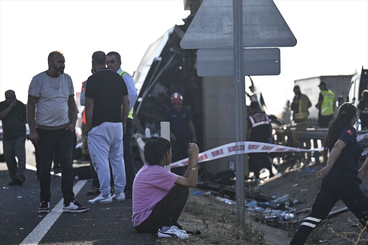 Autobus koji je sobraćao na relaciji Izmir-Agri sletio s puta i udario u stub mosta, povrijeđeno je 26 osoba
