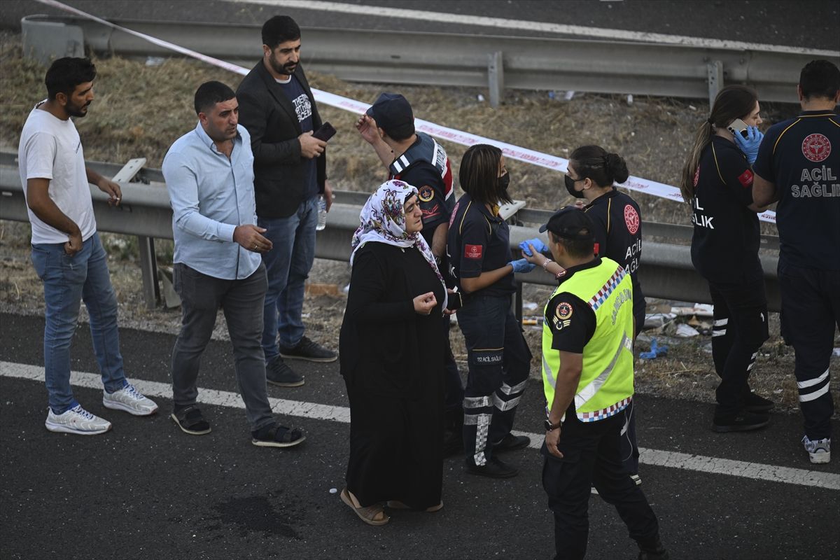 Autobus koji je sobraćao na relaciji Izmir-Agri sletio s puta i udario u stub mosta, povrijeđeno je 26 osoba