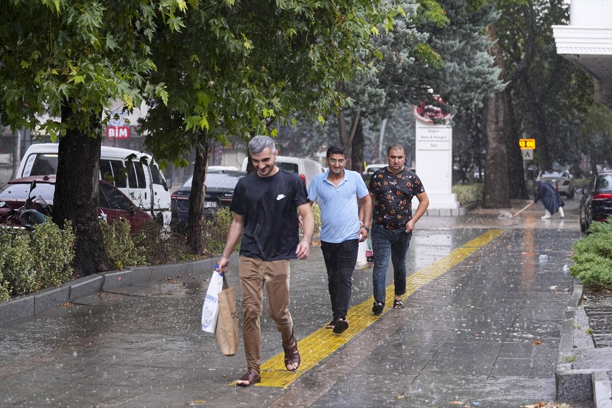 Saobraćaj je otežan u više kvartova Ankare, a građani su se od pljuska sklonili u stanice metroa i druge natkrivene objekte