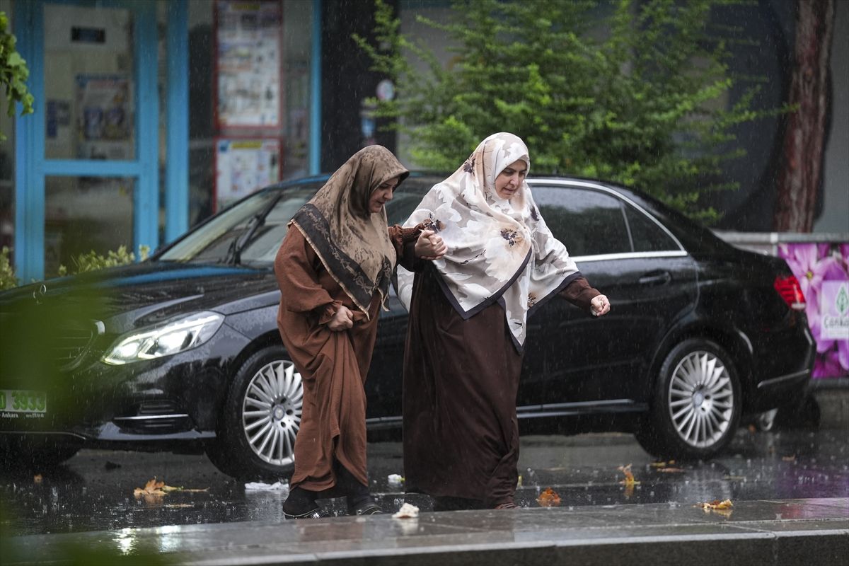 Saobraćaj je otežan u više kvartova Ankare, a građani su se od pljuska sklonili u stanice metroa i druge natkrivene objekte