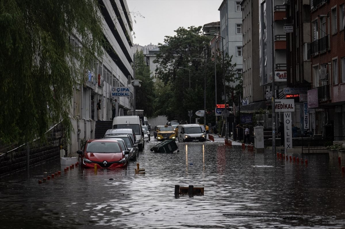 Saobraćaj je otežan u više kvartova Ankare, a građani su se od pljuska sklonili u stanice metroa i druge natkrivene objekte
