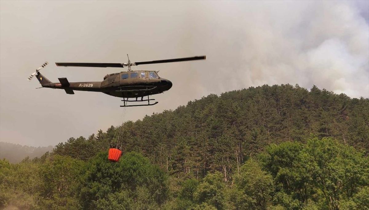 Istaknuto je i da se još jedan helikopter OS BiH danas uklјučuje u aktivnosti gašenja požara kod Konjuha, u općini Kladanj.