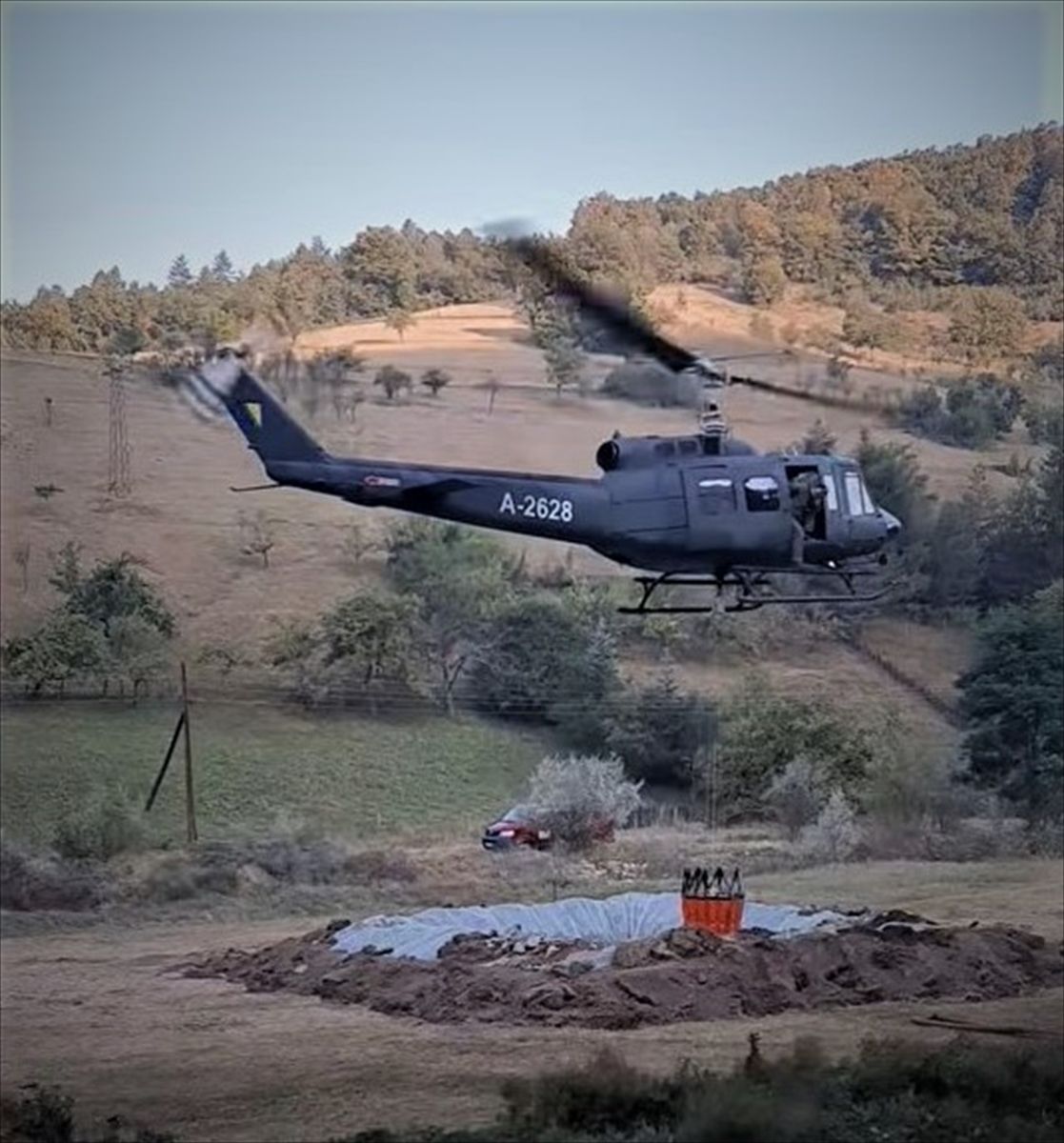 Istaknuto je i da se još jedan helikopter OS BiH danas uklјučuje u aktivnosti gašenja požara kod Konjuha, u općini Kladanj.