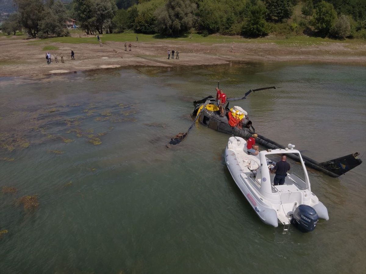 Danas su pripadnici Federalne uprave civilne zaštite iz Jablaničkog jezera izvukli helikopter koji se prije dva dana sručio dok je gasio požar