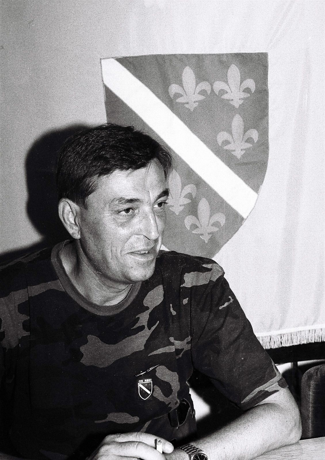  U JNA je važio kao jedan od perspektivnih oficira, a imajući u vidu da je završio i školu Narodne odbrane važio je za jednog od obrazovanijih oficira u JNA