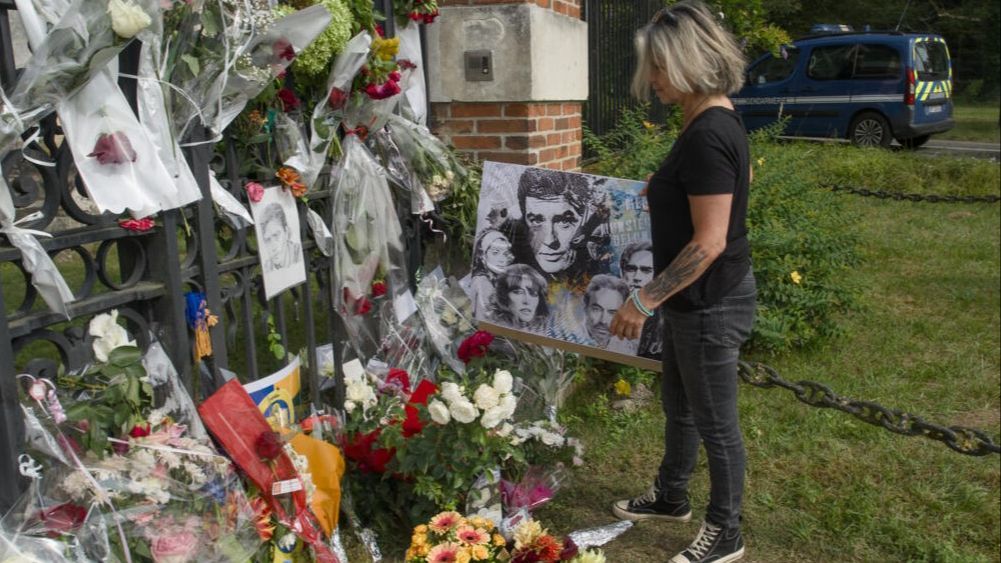 Većina pozvanih stigla je u crnim luksuznim terencima sa zatamnjenim staklima