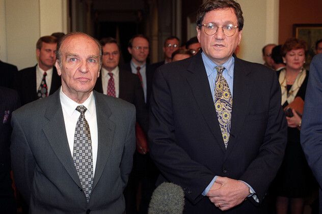 Za razliku od današnjih političkih vođa, Izetbegović životu nije pristupao konformistički i trpio je političke progone, a stranačko djelovanje nije imalo prioritet nad državničkim 